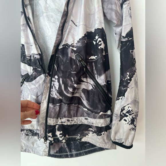 Lululemon light running jacket XS - Picture 10 of 10